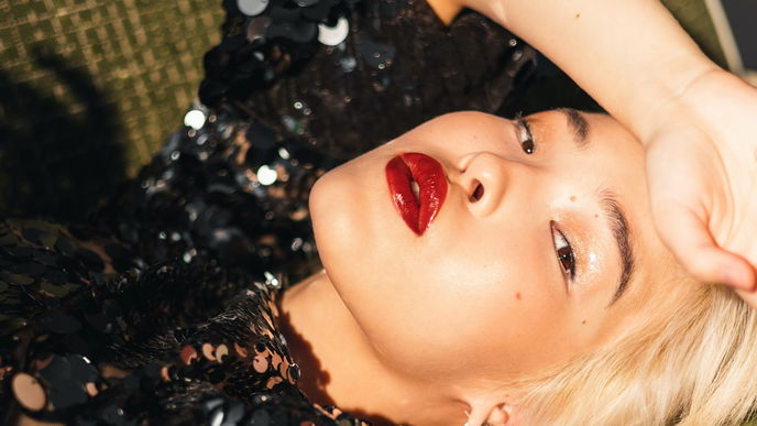 Kiss me, baby! Dieser Drogerie-Lippenstift unter 10 Euro hält an Silvester ewig