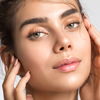Rundes Gesicht: Die besten Schminktipps und Frisuren