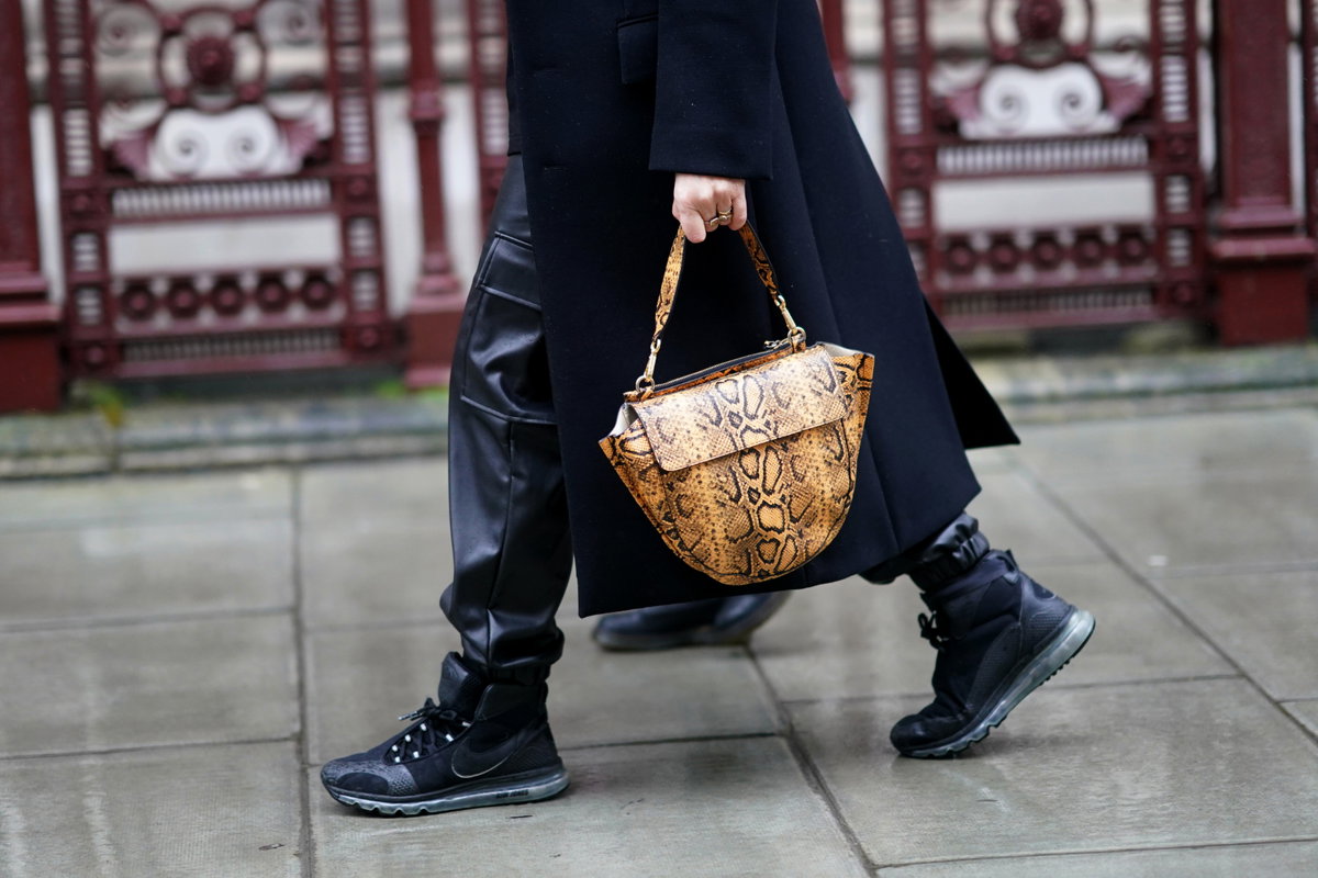 Schwarze Sneaker im Winter