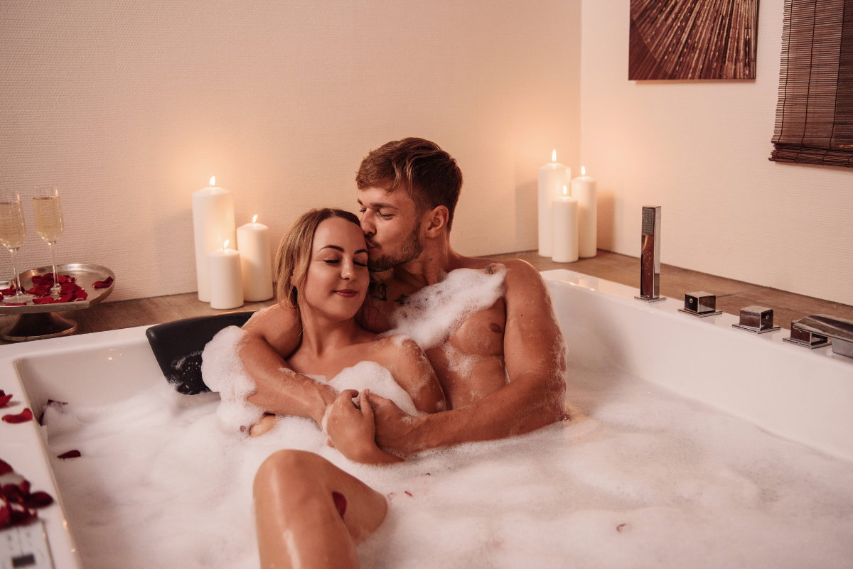 Paar liegt zusammen in der Badewanne