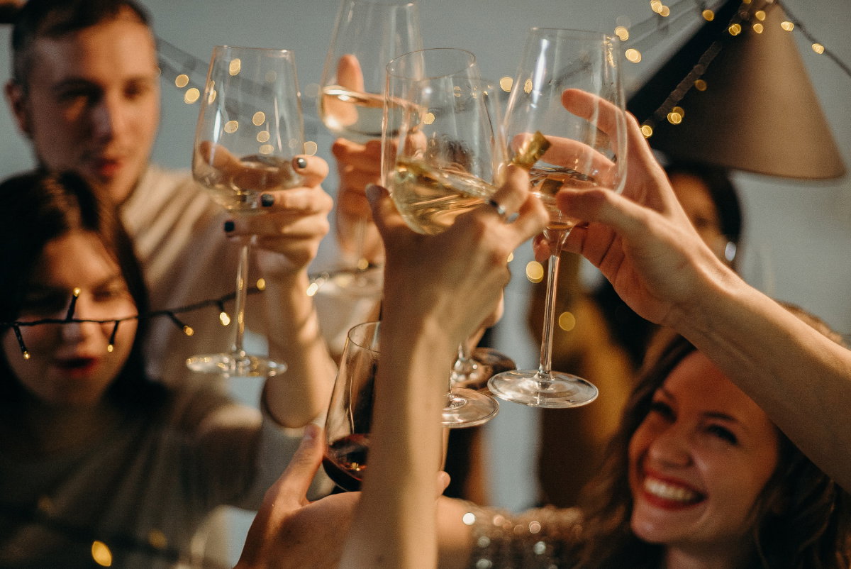 Anstoßen mit Sekt