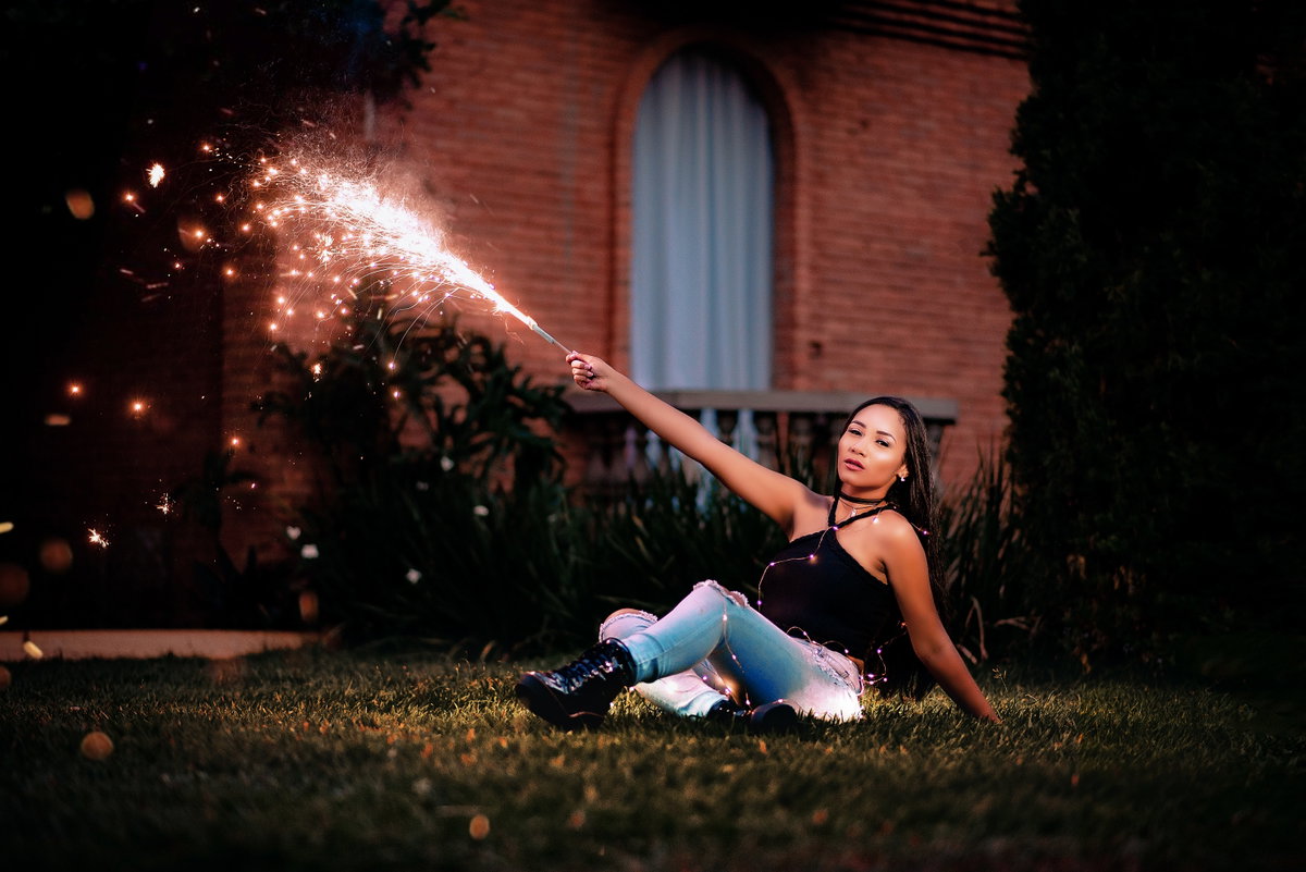 Frau mit Feuerwerk