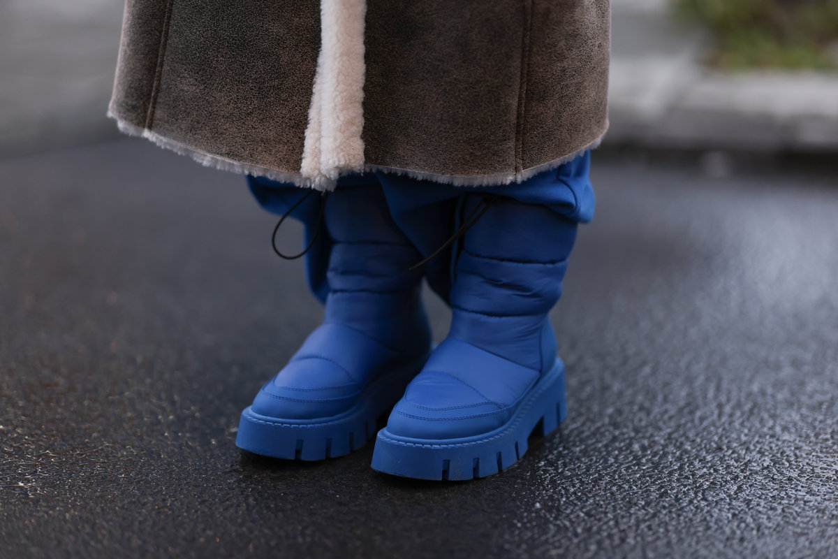 Blaue Schneeschuhe