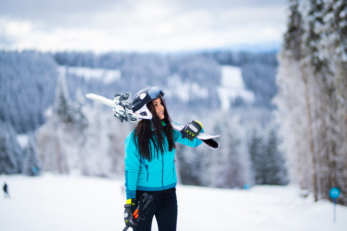 Frau im Ski Outfit