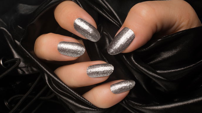 Du suchst noch nach Inspiration für deine Fingernägel? Mit “Sparkle Nails” liegst du genau richtig!