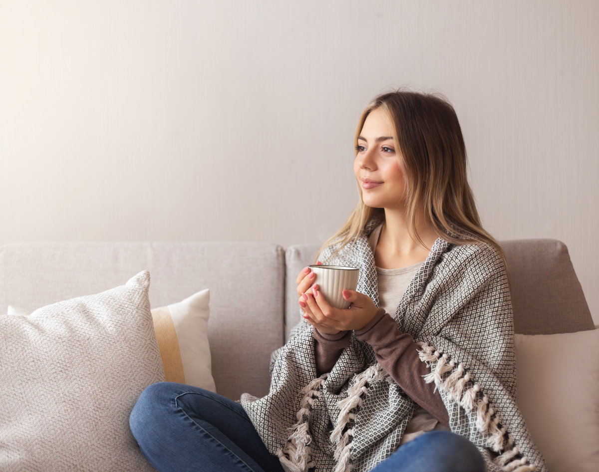 Junge Frau auf dem Sofa