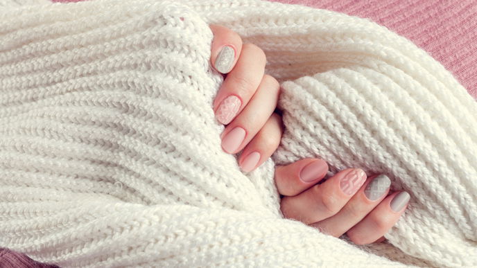 Da wird uns warm ums Herz: “Sweater Nails” Maniküre lieben wir auf den Fingernägeln besonders im Winter 