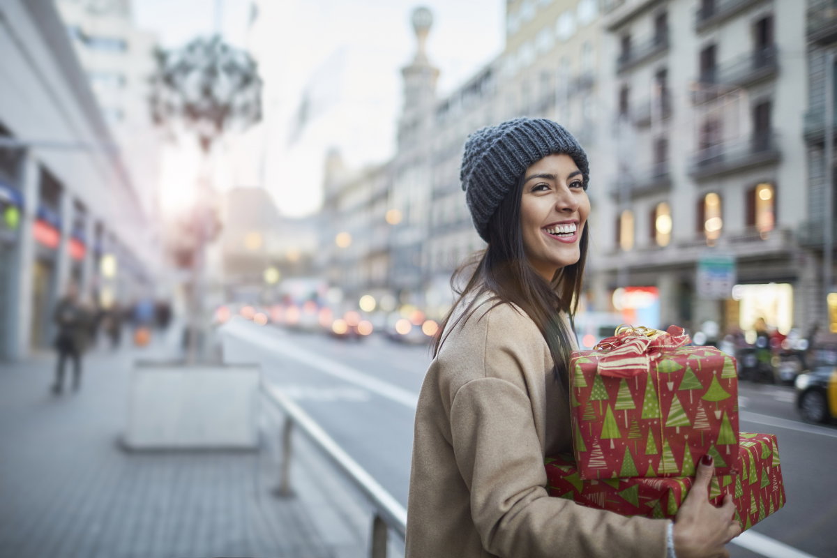 Frau mit Geschenken