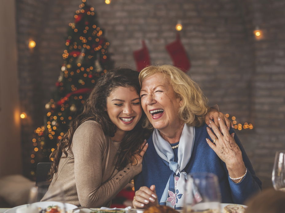 junge Frau mit Mutter am Tisch Weihnachten
