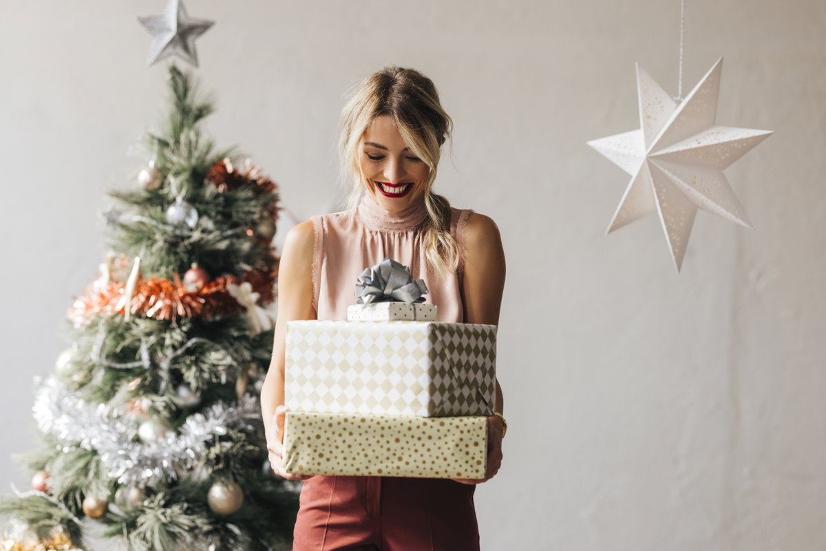 Frau mit Weihnachtsgeschenken