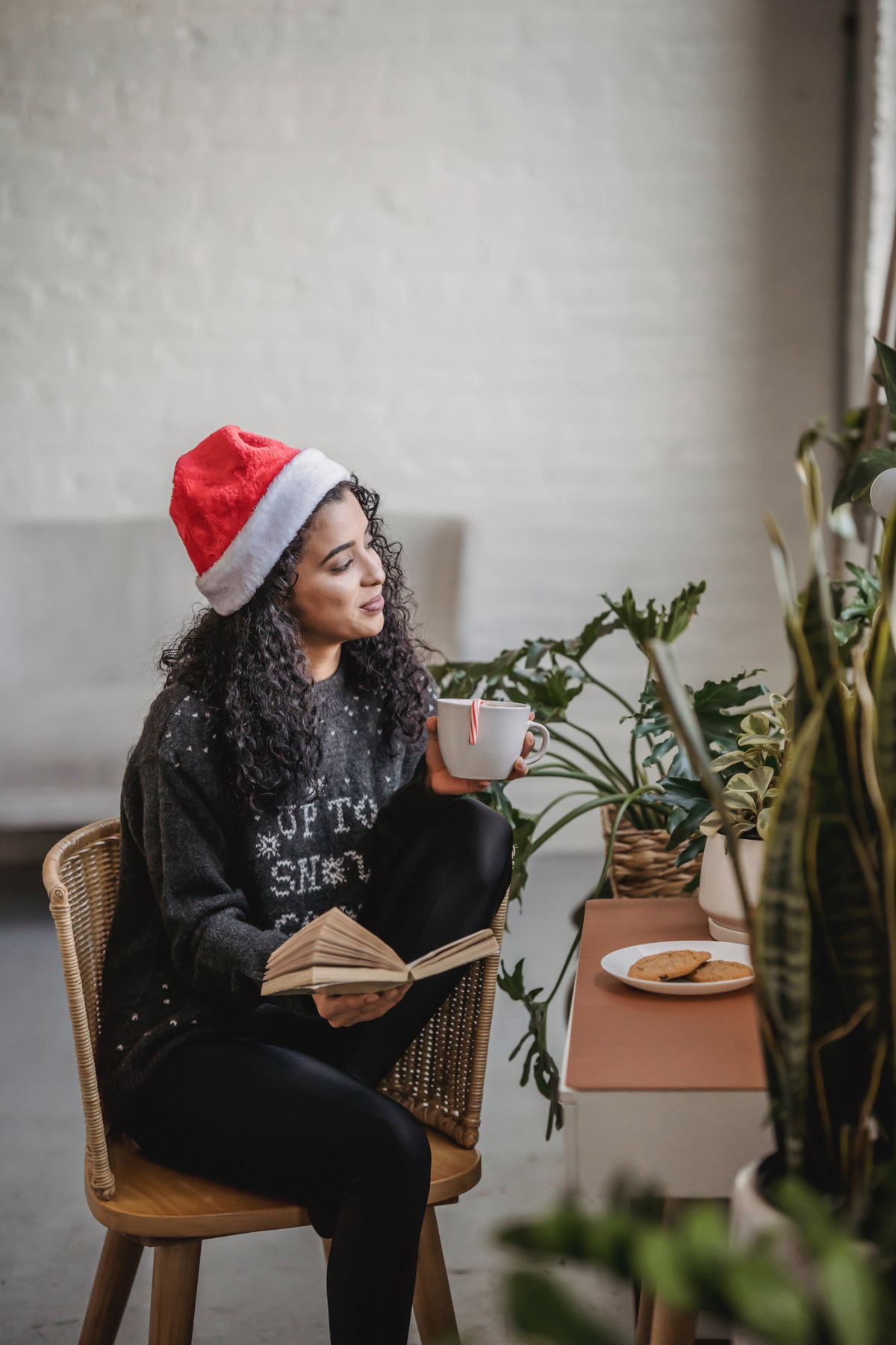 Frau in Weihnachtsmütze