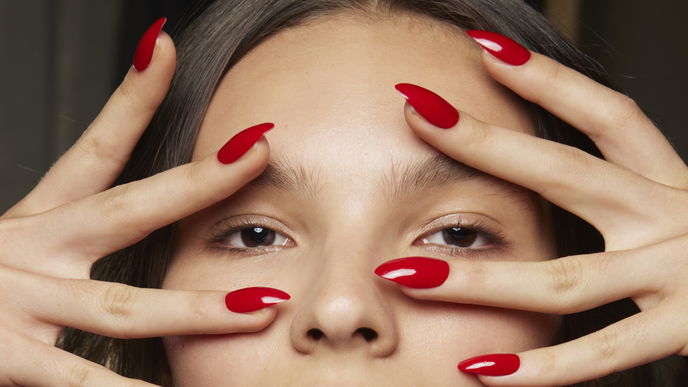 Nagel-Trends: Unsere Nails tragen wir jetzt in "Vampy Red"