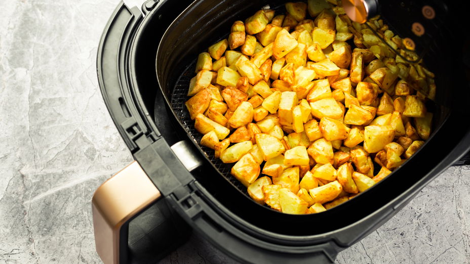 Wenn du beim Kochen Zeit und Kalorien sparen willst, hilft dieser Airfryer von Cosori