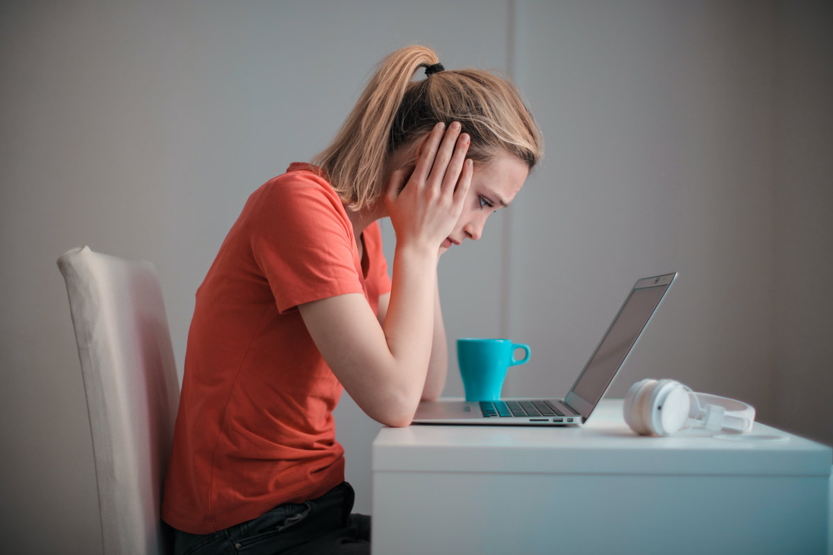 Frau verzweifelt vor Laptop