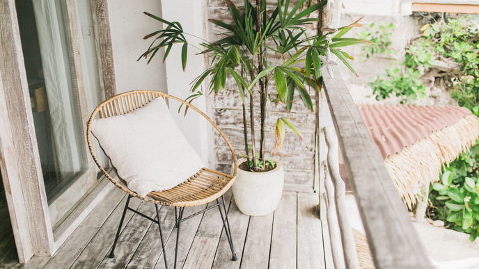 Balkon für den Frühling dekorieren: Mit diesen 3 Interior-Tipps wirkt er sofort gemütlicher