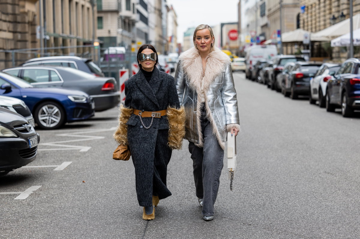 Zwei Frauen auf der Fashion Week