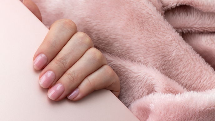 Rouge für die Nägel: Mit "Blush Nails" werden deine Hände zum Hingucker