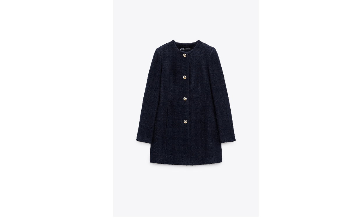 Frau trägt Boucle Jacke