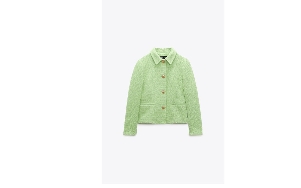 Frau trägt Boucle Jacke