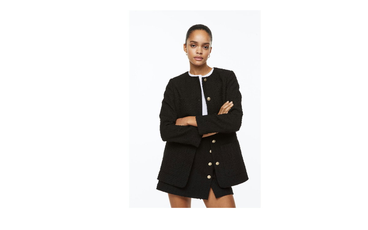 Frau trägt Boucle Jacke