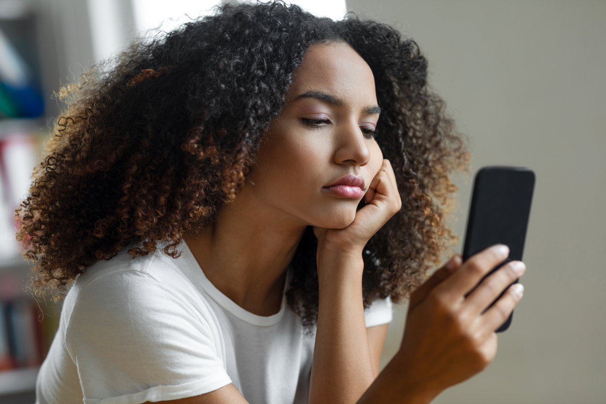 junge Frau mit Handy