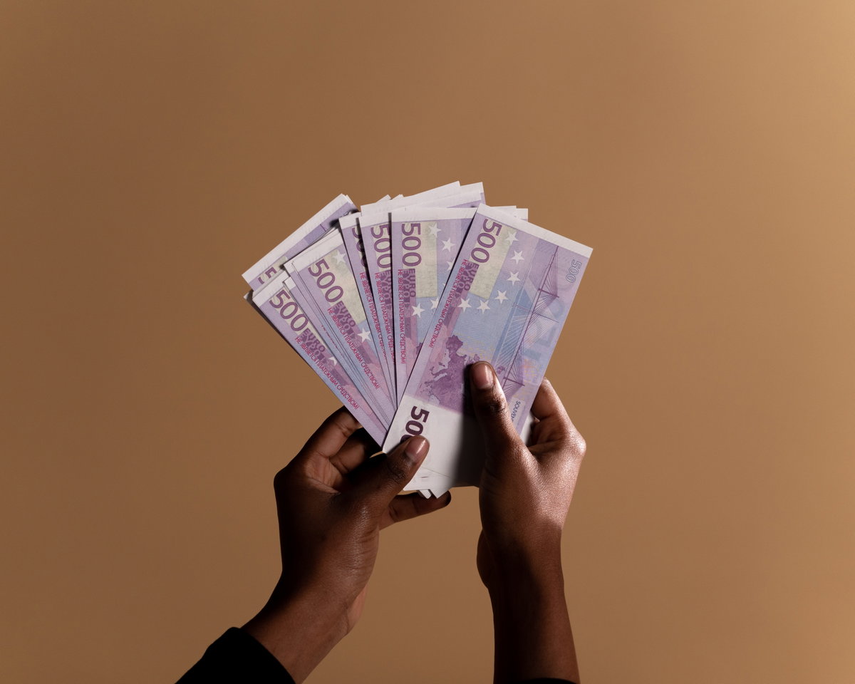 Person zählt Geld