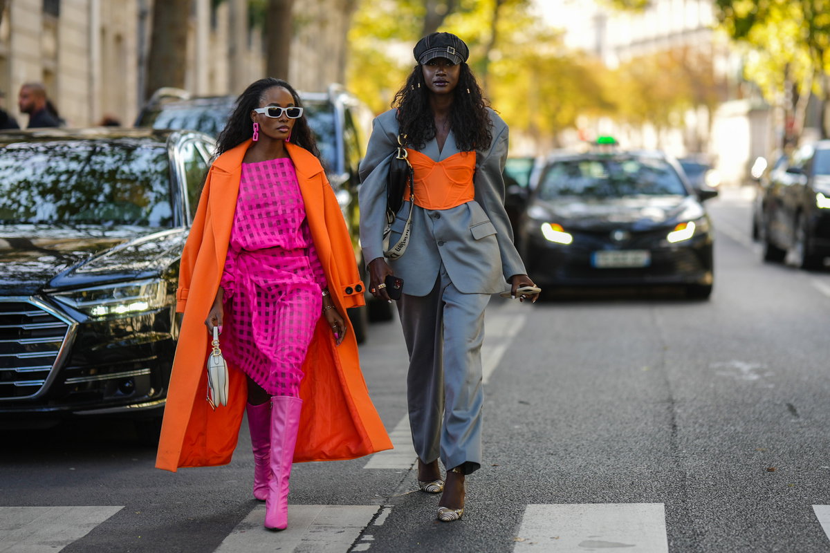 Frauen in Pink und Orange