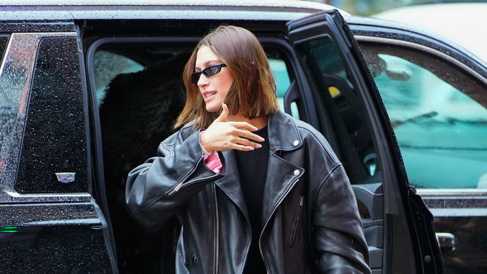 Modern und stylisch: Hailey Bieber trägt einen neuen Haarschnitt - den "Blunt Mini Bob" 