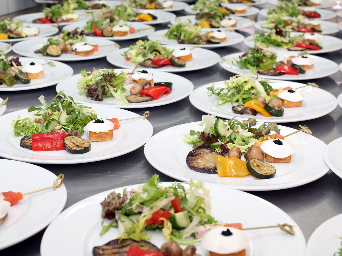Salat auf Tellern