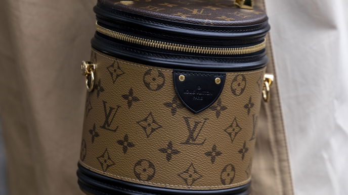 Aus "Bucket Hat" wird "Bucket Bag": Diese stylischen Taschen sind ab jetzt unsere treuen Begleiter