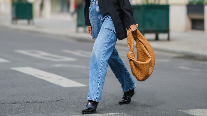 Ultra weit und lässig! Baggy Jeans feiern ihr großes Comeback