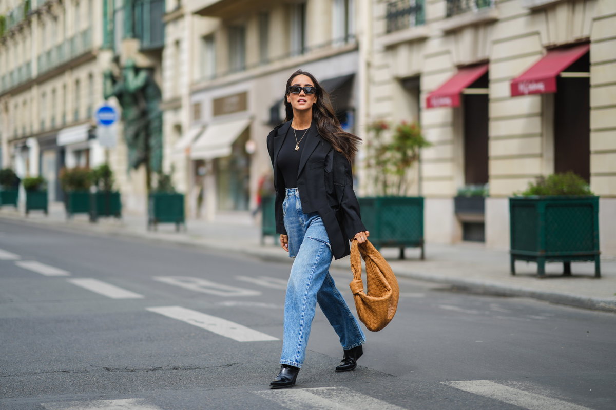 Baggy Jeans und schwarzer Blazer