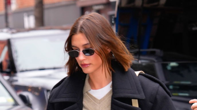 Der Hosenanzug ist zurück! Hailey Bieber überrascht mit XXL-Office Look
