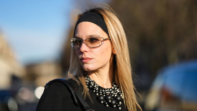 Haarige Zeitreise! Haarbänder aus den 90ern mausern sich 2023 zum wichtigsten Accessoire-Trend