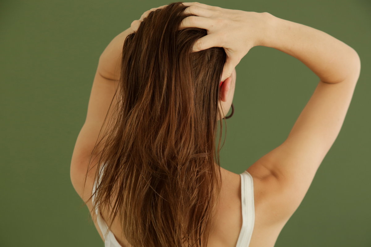 Frau massiert Haare