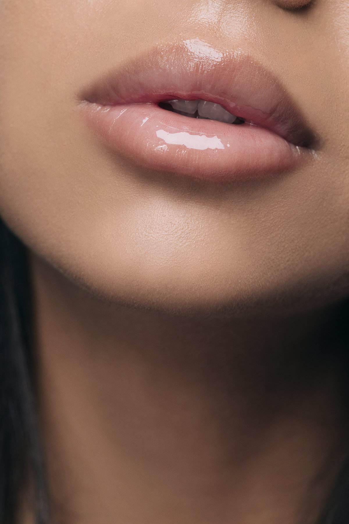Lipgloss auf den Lippen