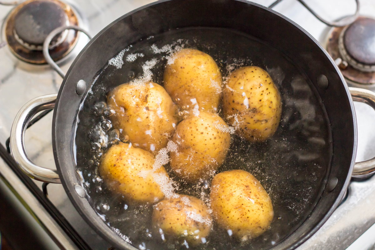 Kartoffeln kochen in Wasser
