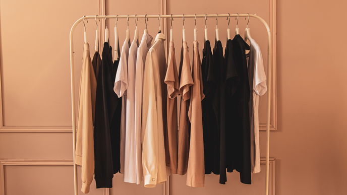 Kleiner Kleiderschrank? Kein Problem! Mit diesen Tricks schaffst du Ordnung