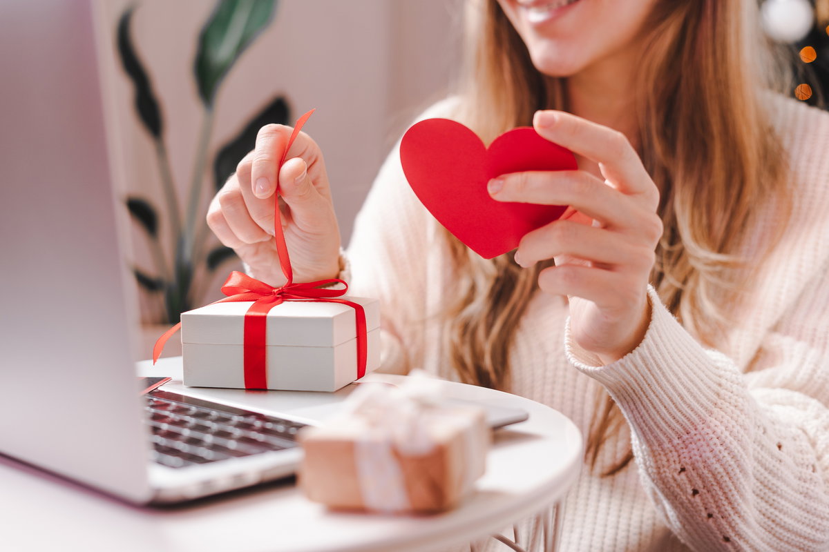 Frau öffnet Geschenk