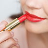 Zum Küssen: Dieser pflegende Drogerie-Lippenstift steht jeder Frau - versprochen!