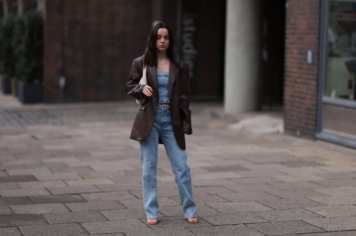 Frau in Denim-Overall