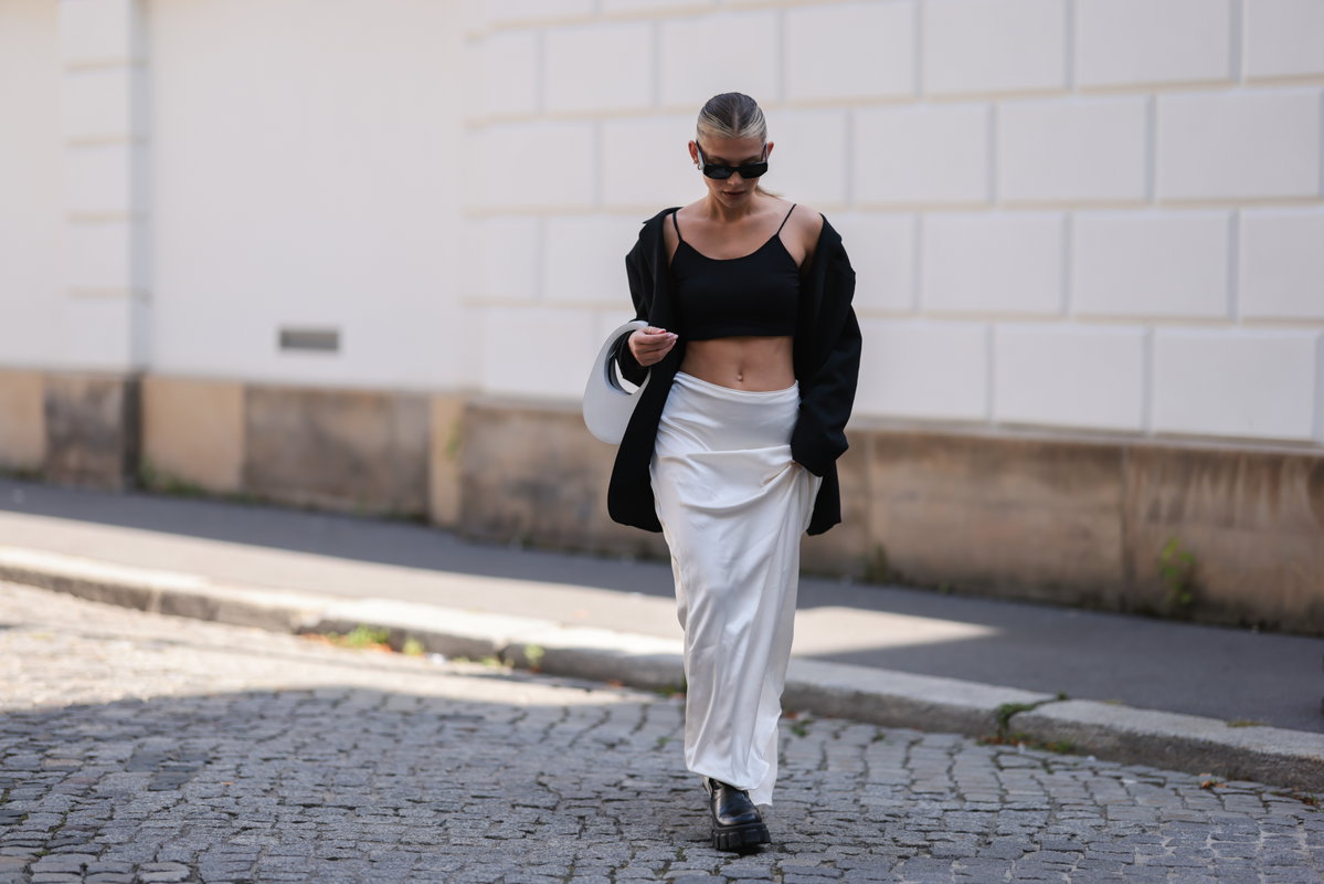 Frau mit Maxirock