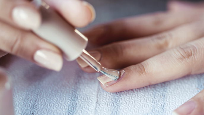Der beste Nagellack unter 9 Euro kommt aus der Drogerie mit über 9.000 positiven Bewertungen