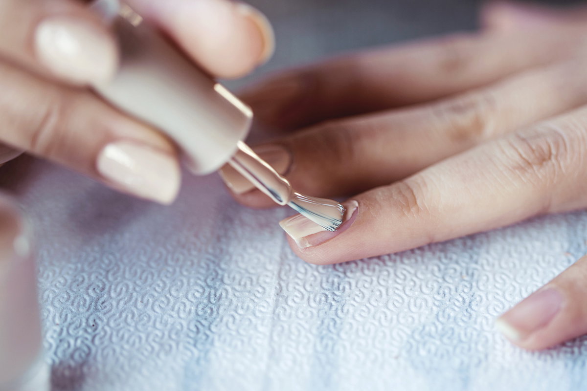 Frau trägt Nagellack auf