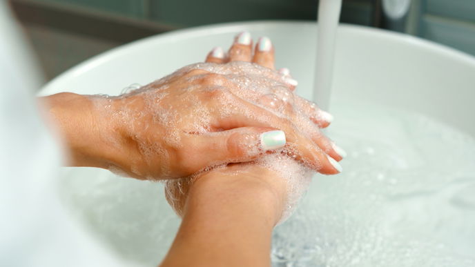 Eiskalter Hack, der funktioniert: Frischlackierte Fingernägel gehören aus diesem simplen Grund ins Eiswasser