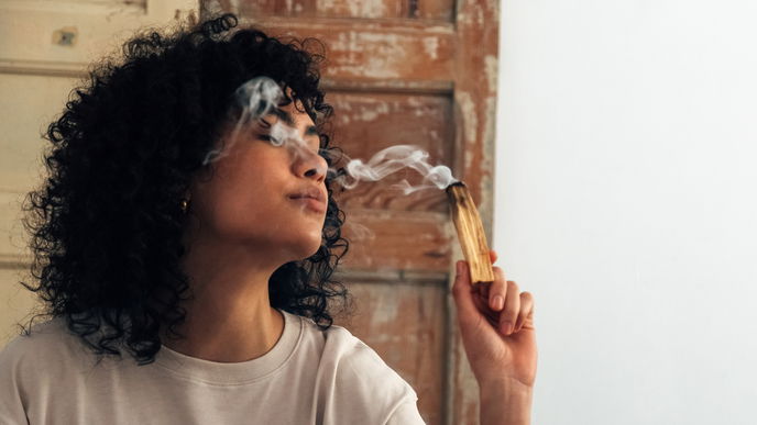 Ach du heiliges Holz! Was Palo Santo bewirkt und wie man es anwendet