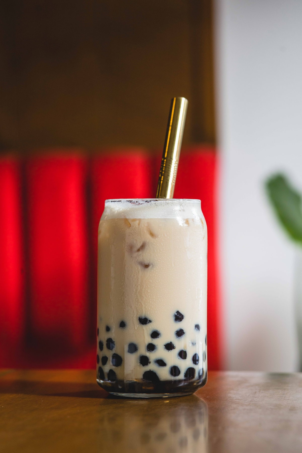Bubble Tea mit goldenem Strohhalm