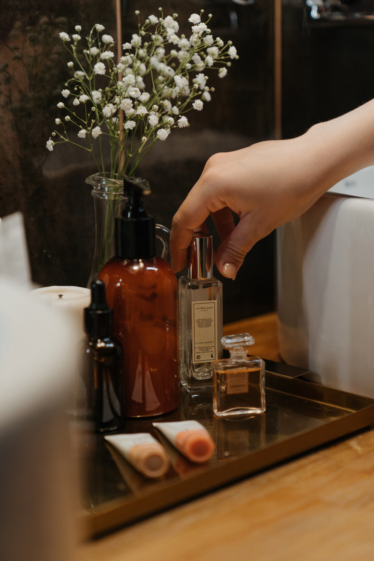 Parfum Flakons auf Tablett