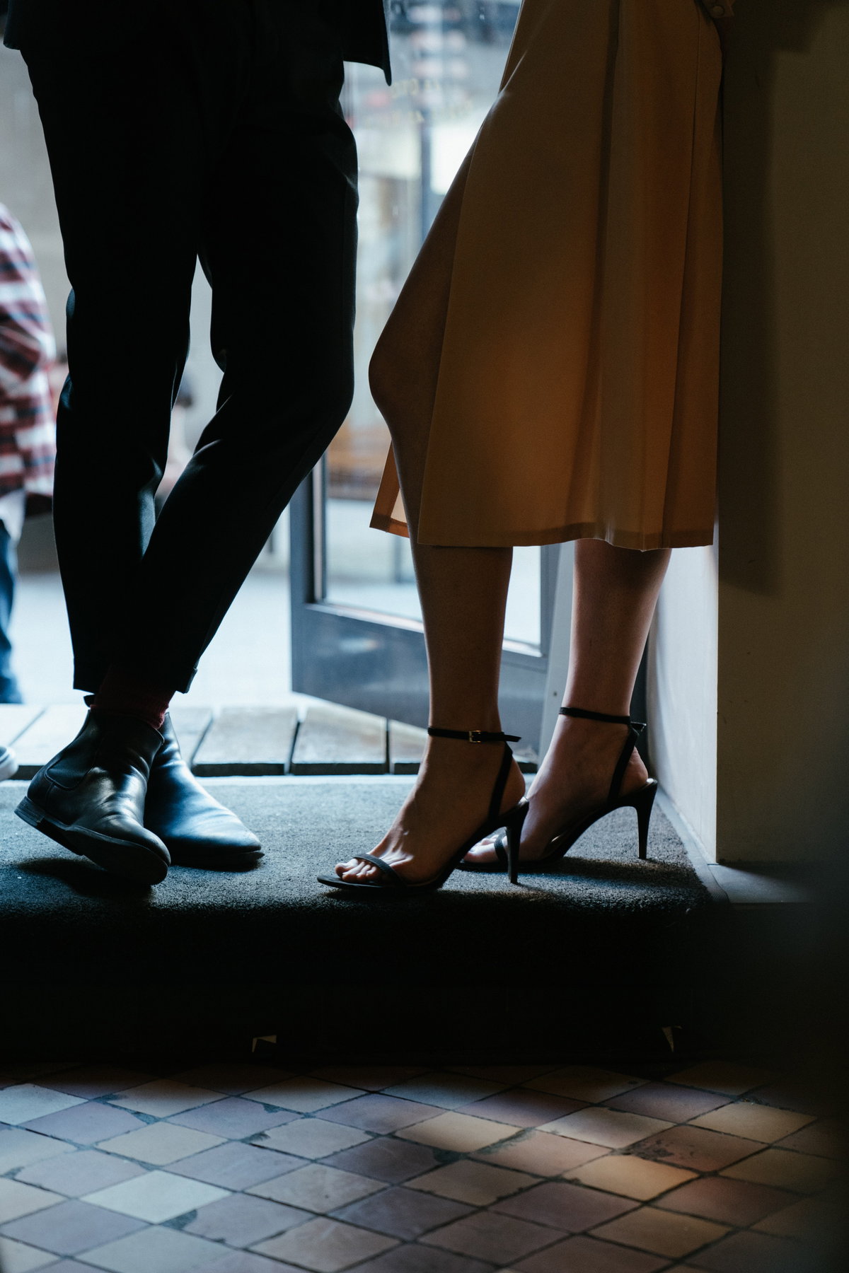 Mann und Frau stehen nebeneinander