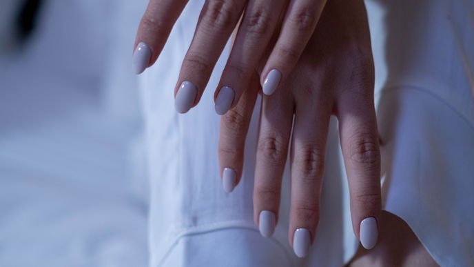 Nagel-Trend 2024: "Milk Glass Nails" sorgen für einen eleganten Look